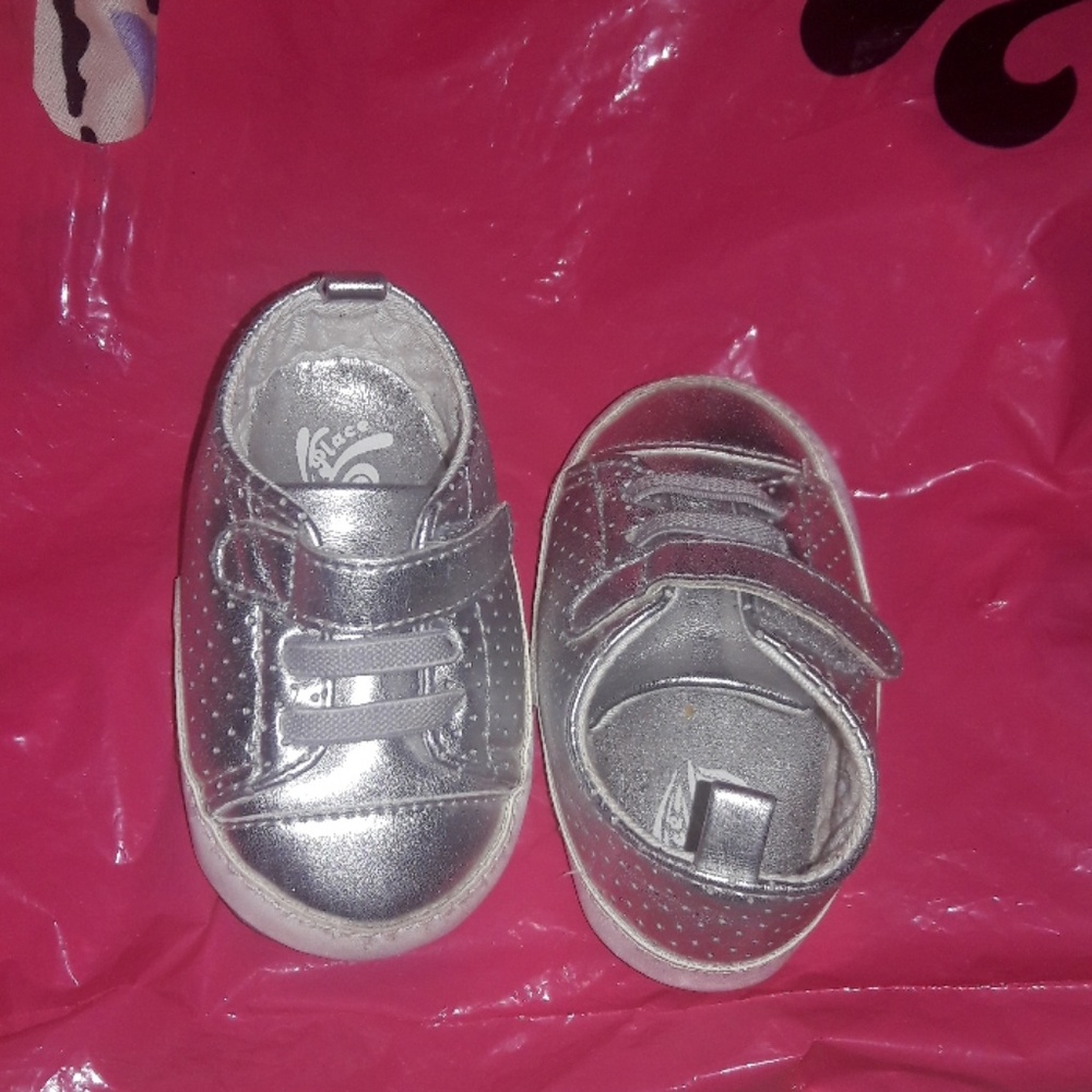 Soft bottom baby shoes